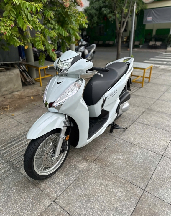SH 300i đk 2022 chữ T màu trắng