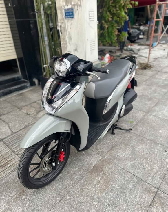 SH Mode 125 abs 2023 xám xi măng. zin (màu Hot)